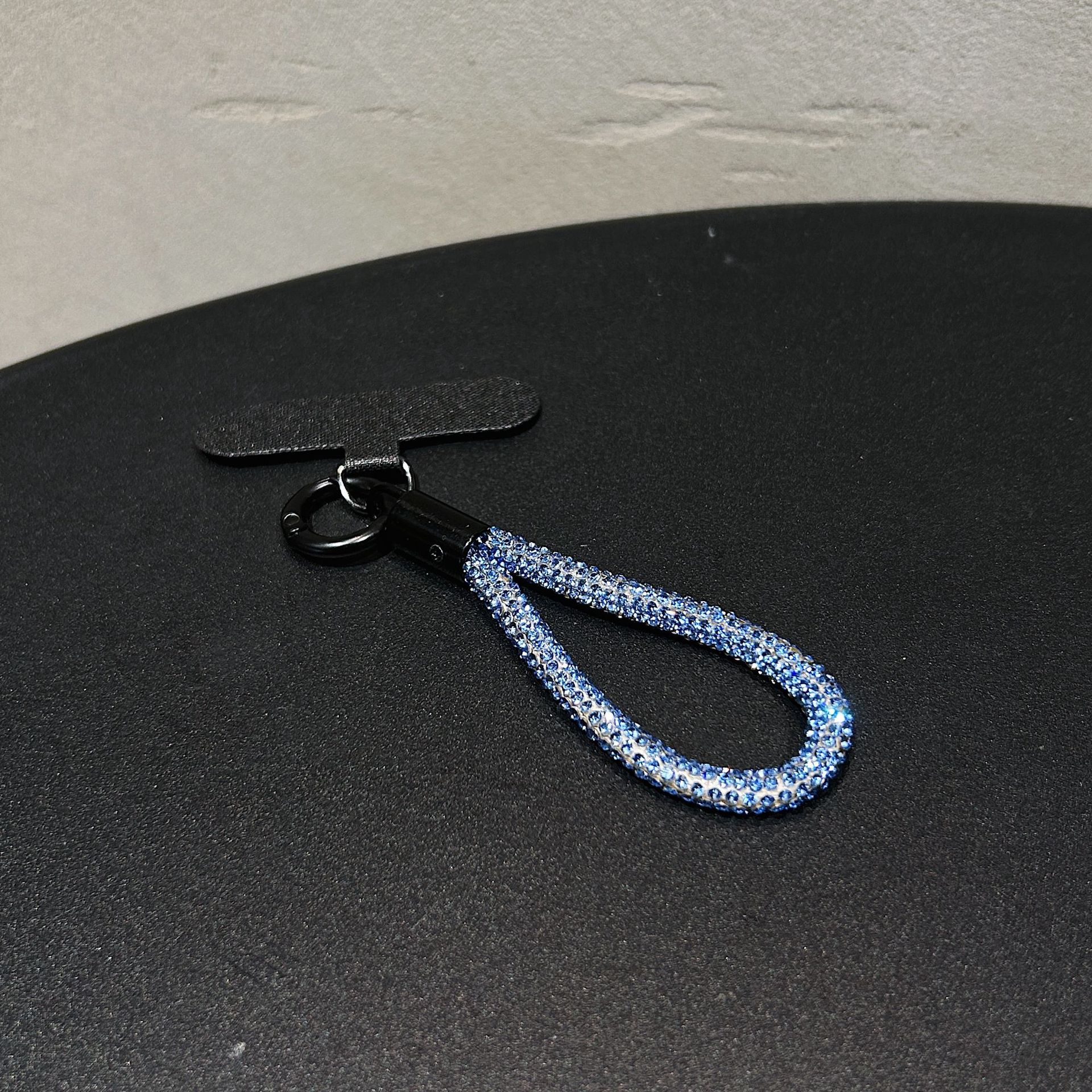 Colgante de diamante de alta sensación colorido perlas de diamante flash clip de teléfono móvil hebilla de metal resistente a la caída colgante de cadena corta resistente a la pérdida de cuello