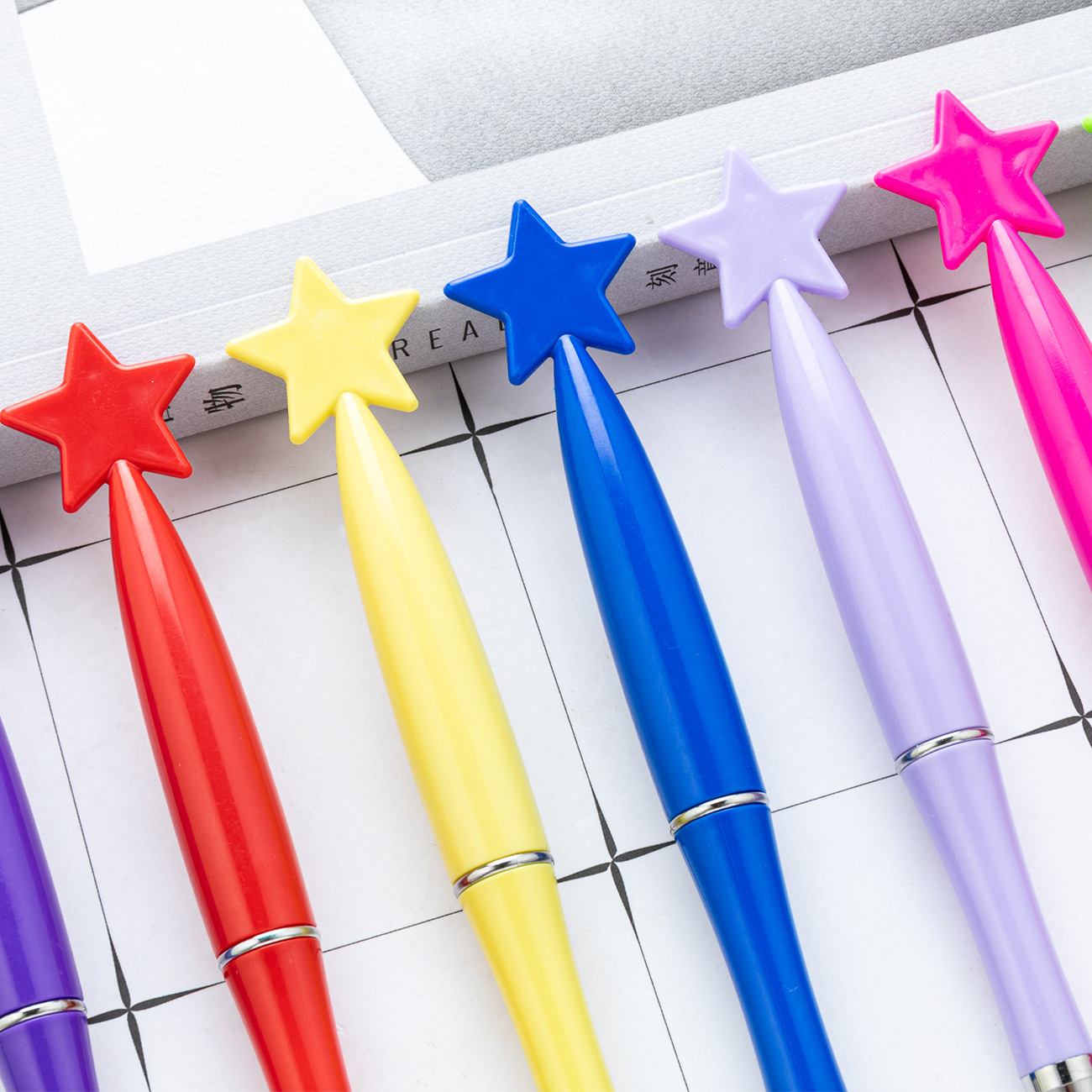 Estrella de dibujos animados pluma de plástico estudiante escritura papelería giratoria giro pluma imprimible logotipo regalo publicidad bolígrafo