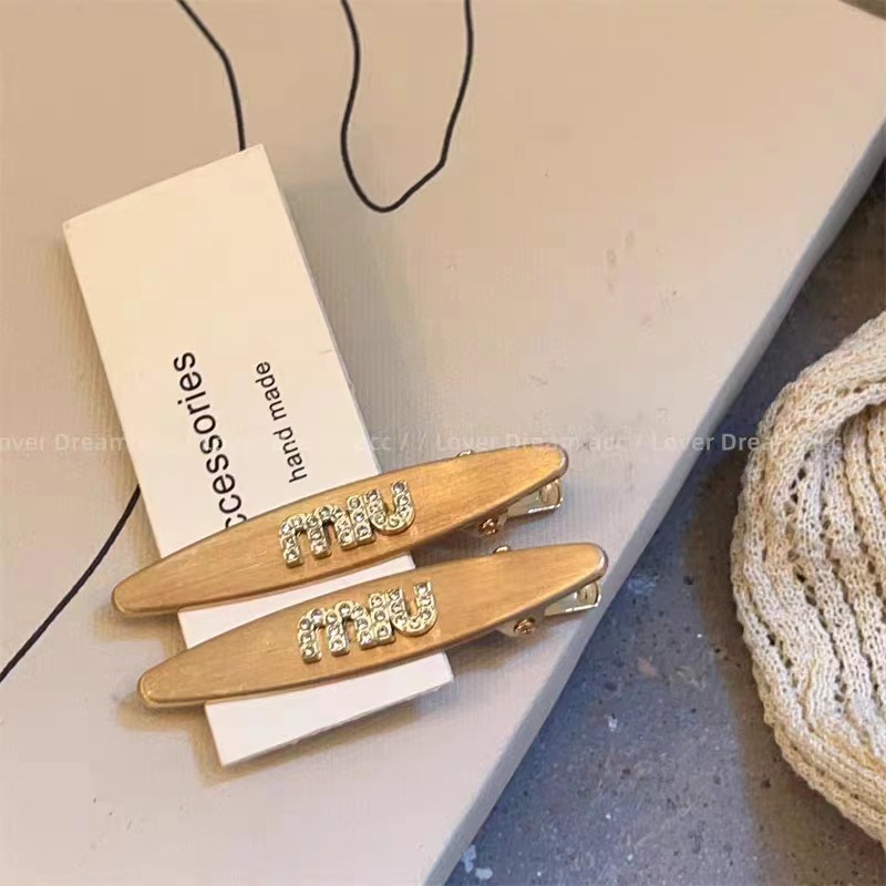 De metal de una sola palabra pico horquilla accesorios para el cabello femenino de alto grado estilo Chanel miumiu carta horquilla ins estilo clip lateral