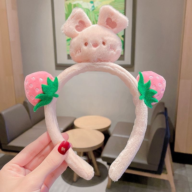 ネットレッドのいちご熊アニメのぬいぐるみのカチューシャさんはマスクをつけて滑り止めのかわいい束のカチューシャをしています。|undefined