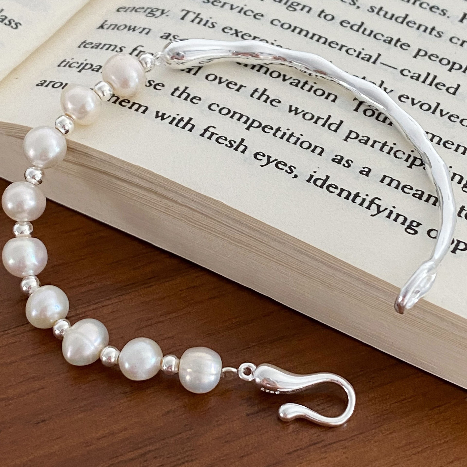 Universal beaded bracelet pearl