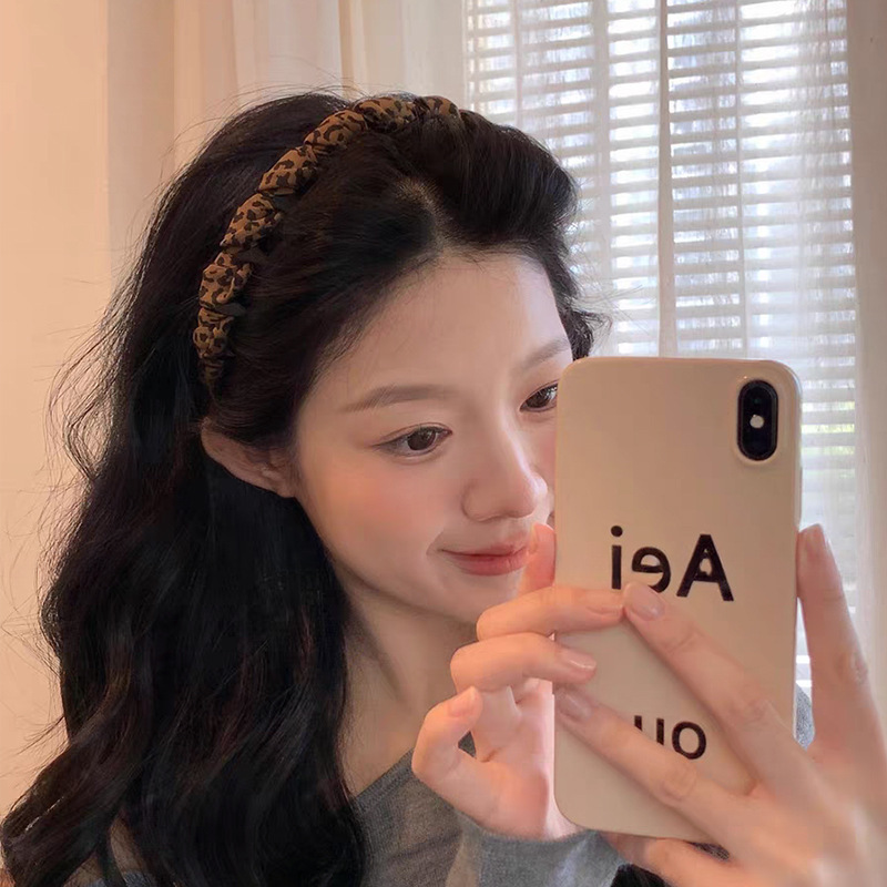 Hot Girl Style Leopard Print Fabric Wavy Toothed Headband for Women 2026 New High-End Fashion Hair Accessory