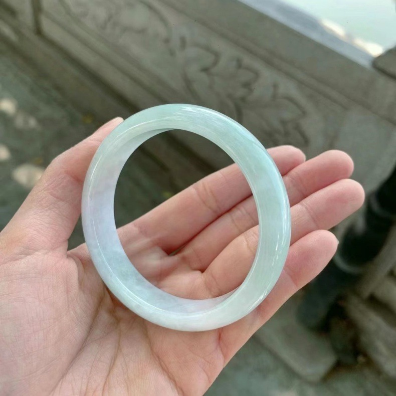 Vòng tay nữ ngọc bích tự nhiên cao cấp dưỡng ẩm màu xanh nhạt chi tiết 7