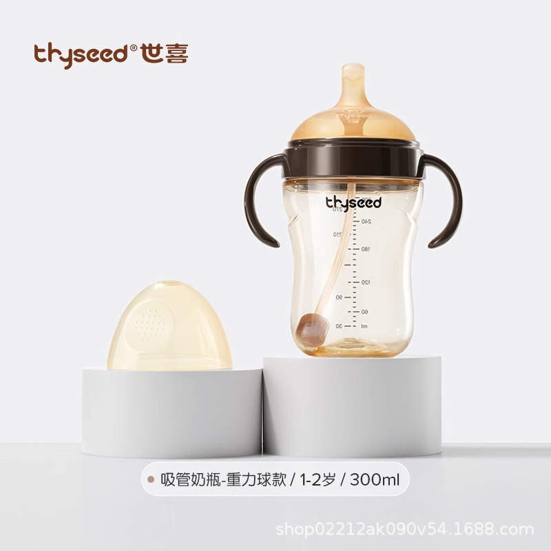 世喜の赤ちゃんはコップを飲みます。ミルクを飲みます。|undefined