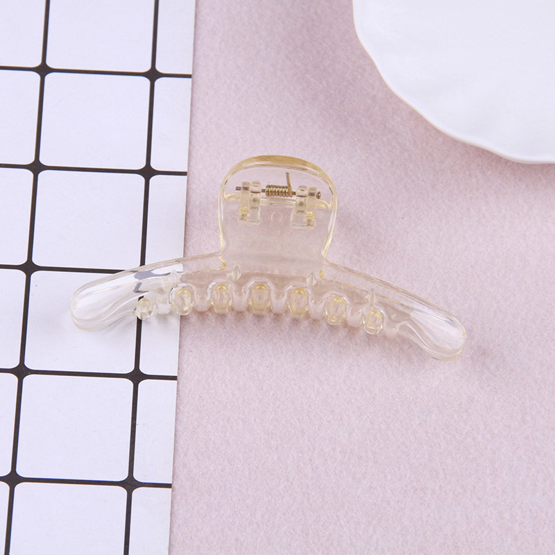 シンプルな女性がdiyの後頭部をつかんで髪を伸ばしてシャンパンの透明な底の胚の髪飾りをつかんで、ヘアピンの卸売りをします。|undefined