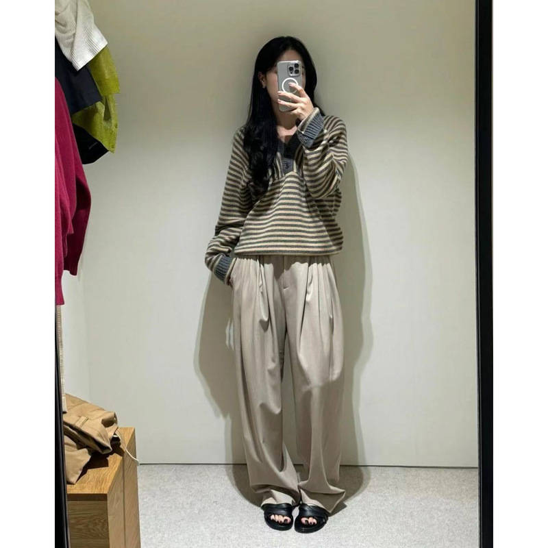 Now the New 2025 Winter Model from Korean Designer Moo*Dal Is a Blended V-Neck Merino Wool Knit Sweater