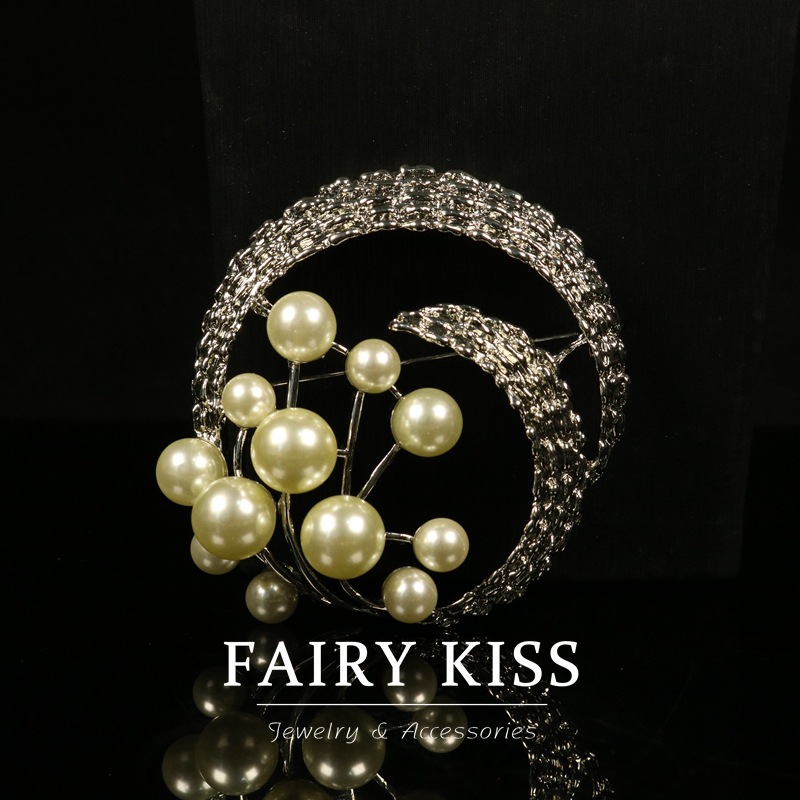 Retro creative geometric fashionable elegant high-end brooch pearl