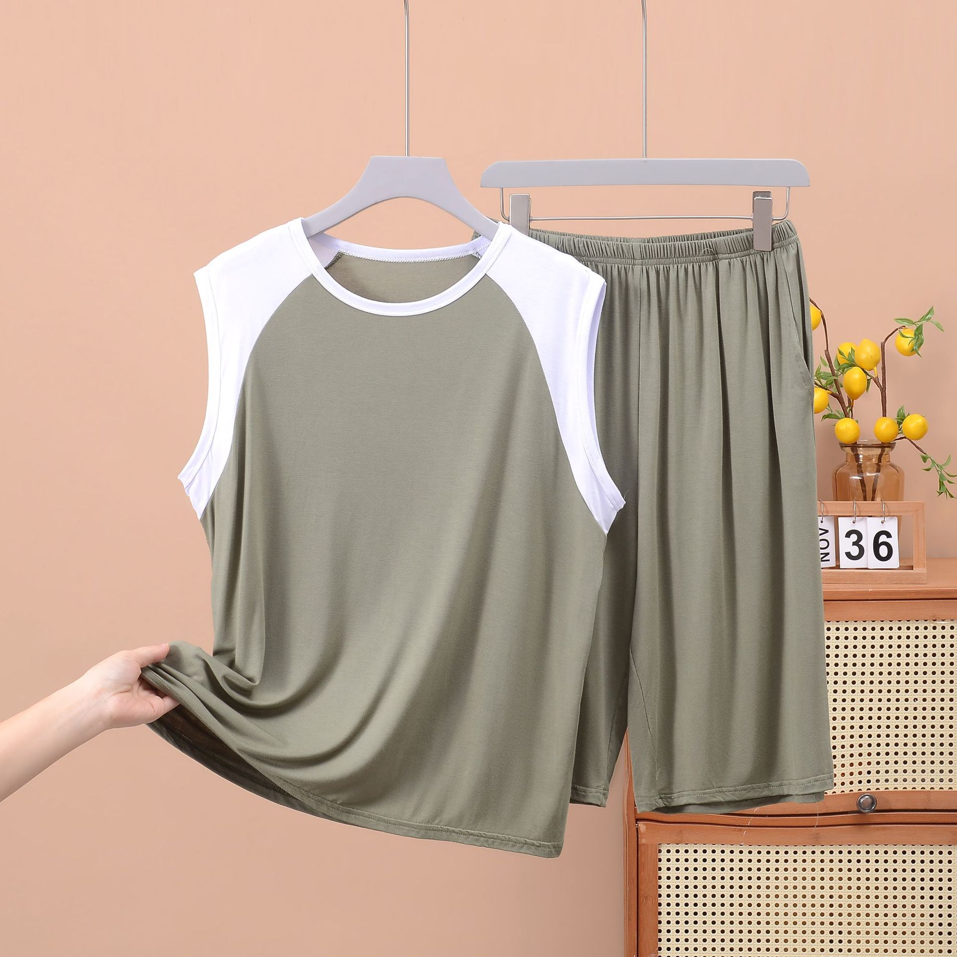 흰색이 섞인 밀리터리 그린