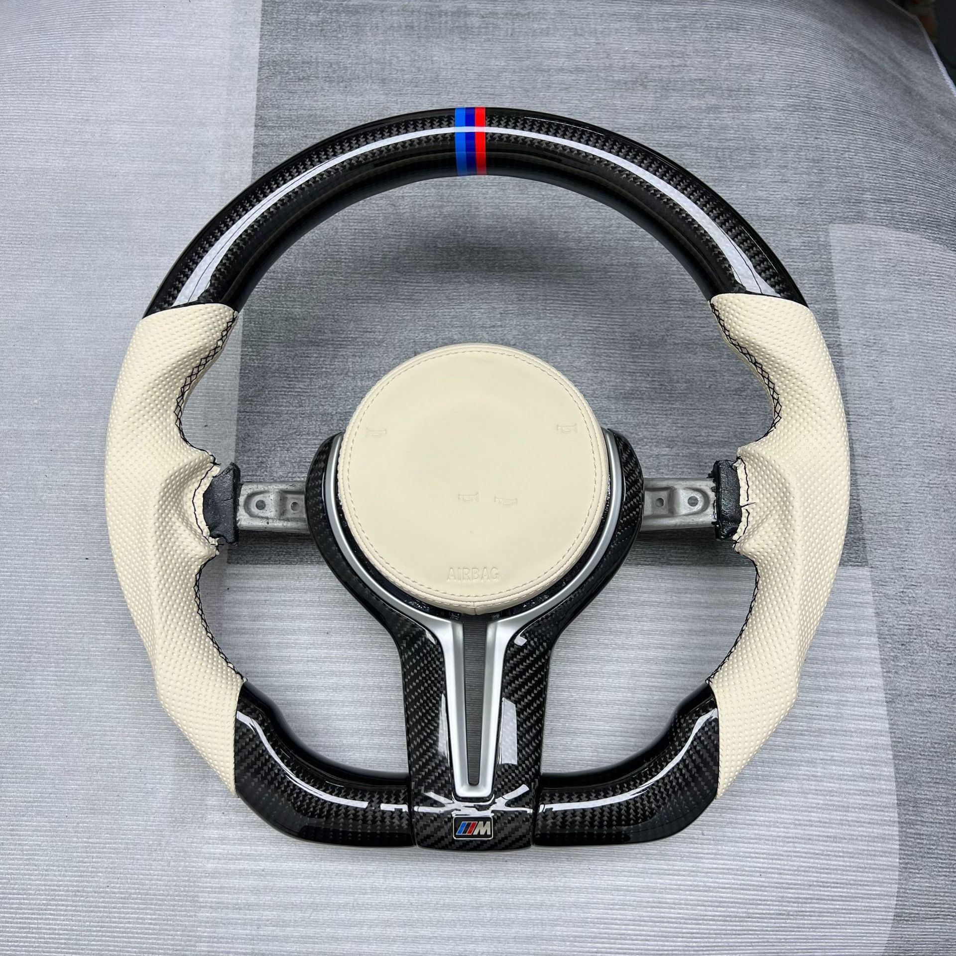 Popular in foreign trade, suitable for BMW F chassis 3 Series, 5 Series, X3, X5, M3, M6 carbon fiber car steering wheel modification and customization