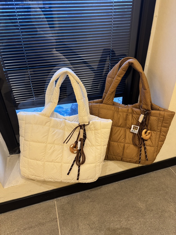 New Autumn and Winter Caramel Color Large Square Padded Handbag for Commuting and Everyday Use New Autumn and Winter Caramel Color Large Square Padded Handbag for Commuting and Everyday Use