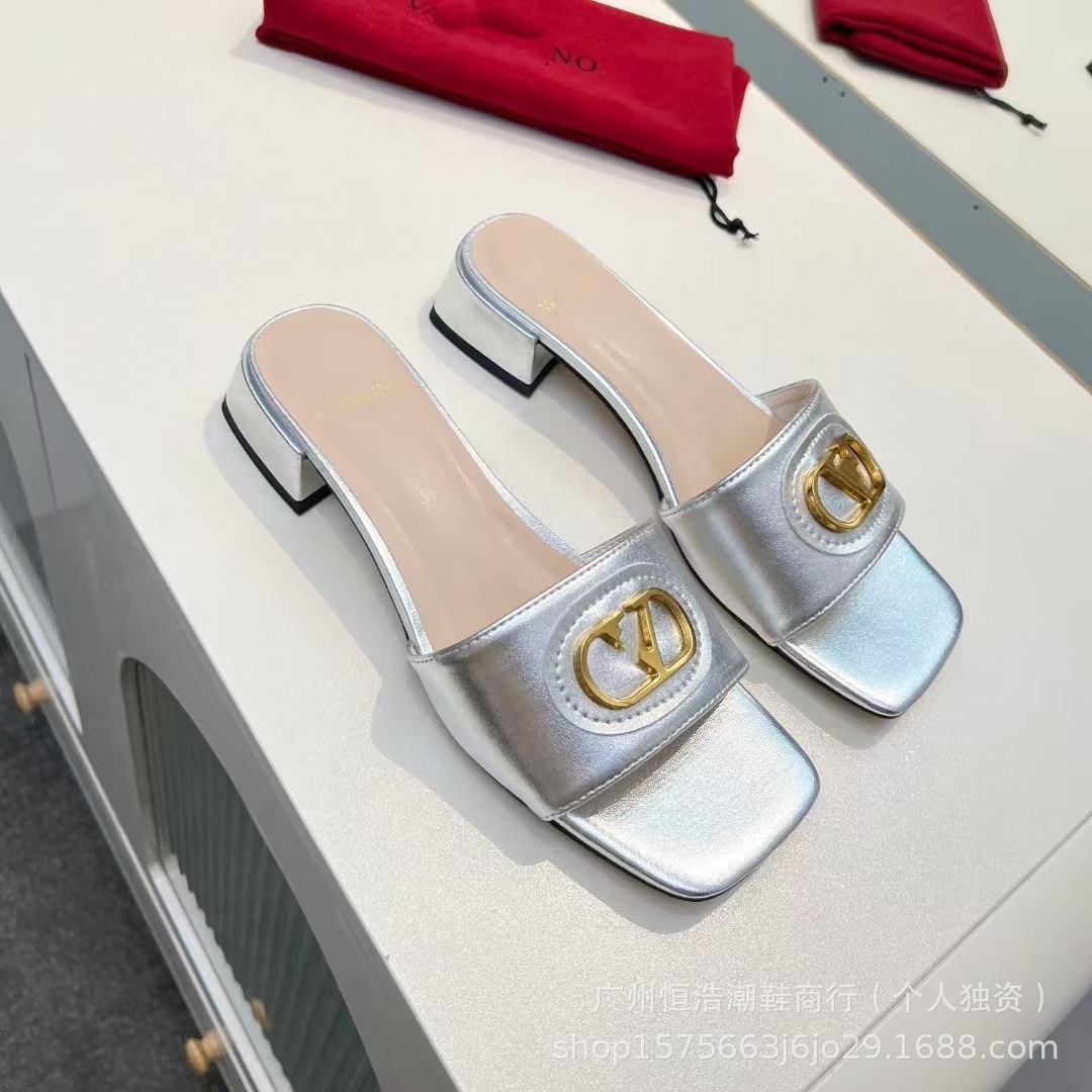 Alta versión 2025V casa de tacón bajo punta cuadrada punta abierta zapatillas clásicas de mujer con hebilla en V zapatillas de mujer de cuero exterior zapatillas de mujer