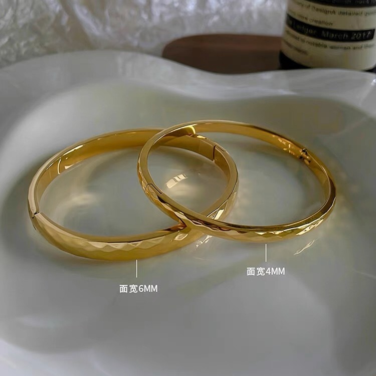 18K gold diamond-shaped titanium steel bracelet light luxury niche no pigment ring design simple high-grade jewelry fashion 18K gold diamond-shaped titanium steel bracelet light luxury niche no pigment ring design simple high-grade jewelry fashion