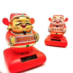 新款跨境太陽能招財神搖頭汽車擺件創意卡通公仔車載飾品禮品定製