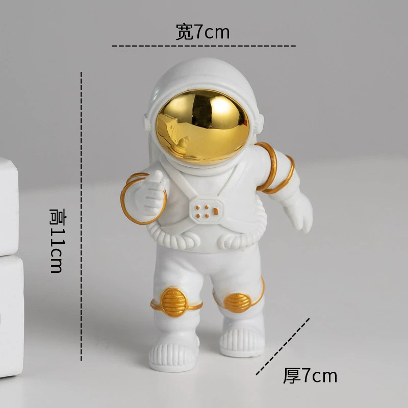 大サイズの宇宙飛行士が宇宙飛行士の客間の部屋の家の酒場の装飾品を飾って贈り物をして卸売りします。|undefined