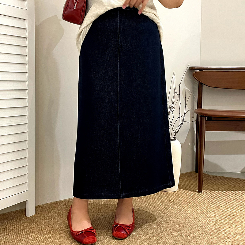 Plus-size women's faux denim straight long skirt 2026 autumn style for plus-size women, hip-covering and slimming A-line skirt for women NQ1293