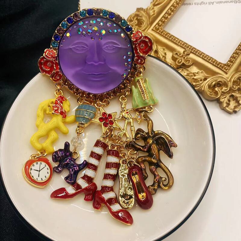 Mid-ancient vintage cute Moen face brooch color dopamine tassel animal clock personality fashion brooch