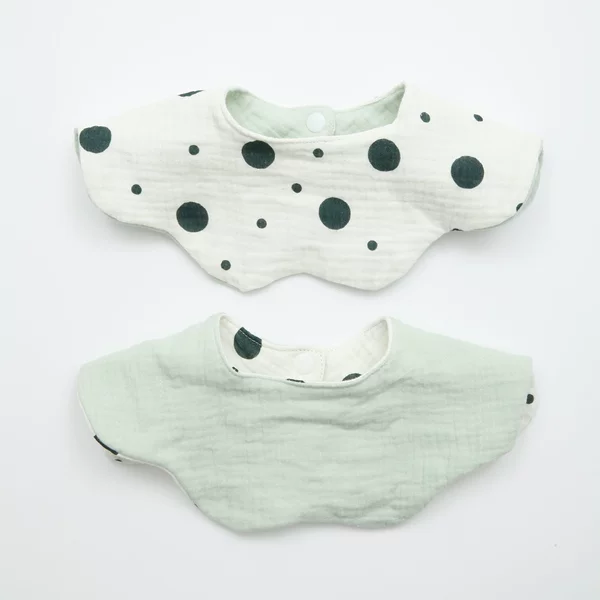 (Double-sided petal saliva towel) Dark green large dots