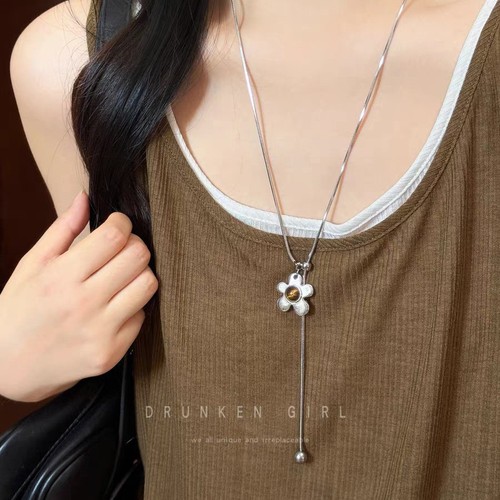 Tiger Eye Flower Necklace for Women - Autumn/Winter, Light Luxury, High-End, Unique, Long-Sleeve, Elegant, High-Quality, Versatile Accessory