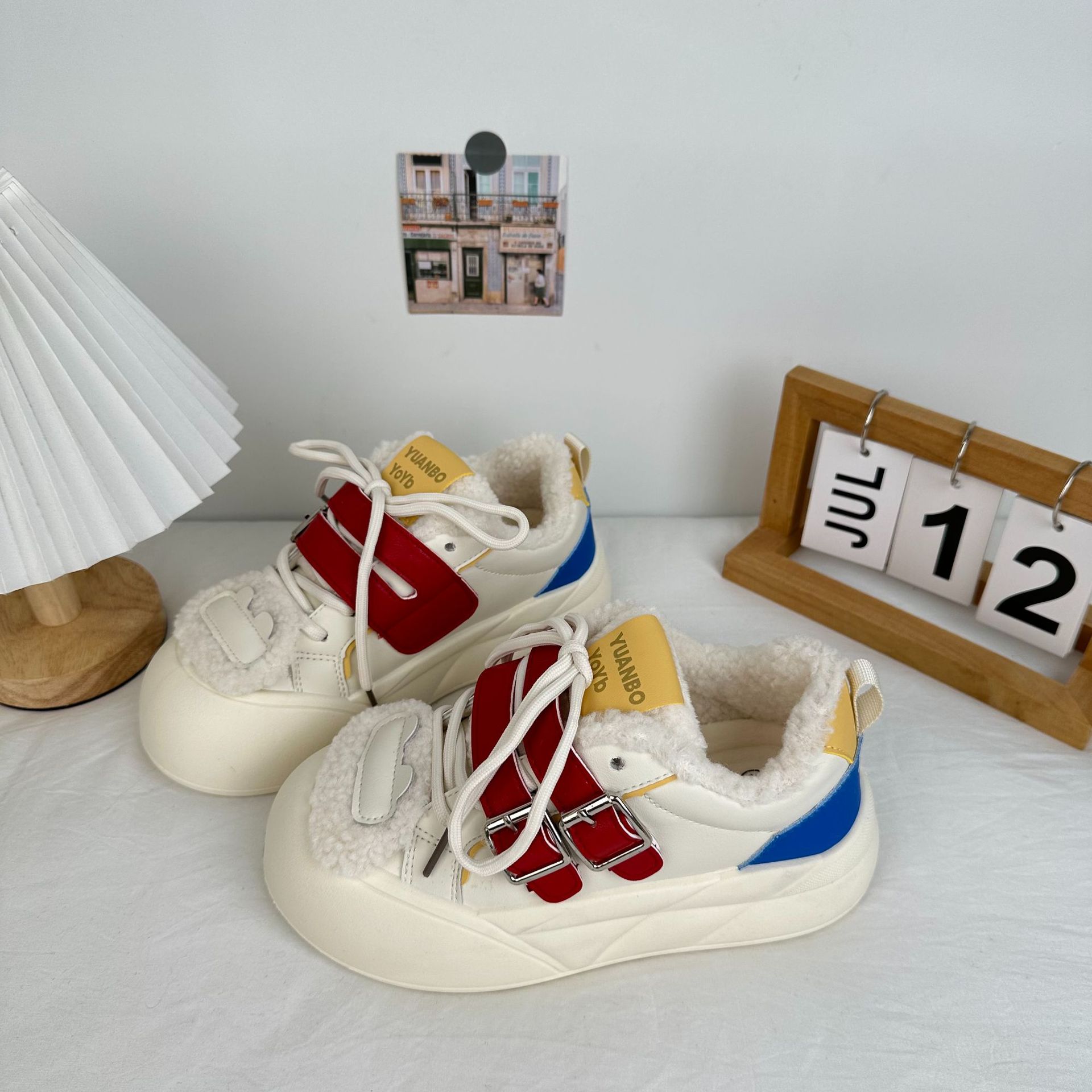 Zapatos de algodón de terciopelo de fondo grueso, zapatos blancos calientes de invierno de baja altura, 2024 versátiles, zapatos de skate casuales de nicho