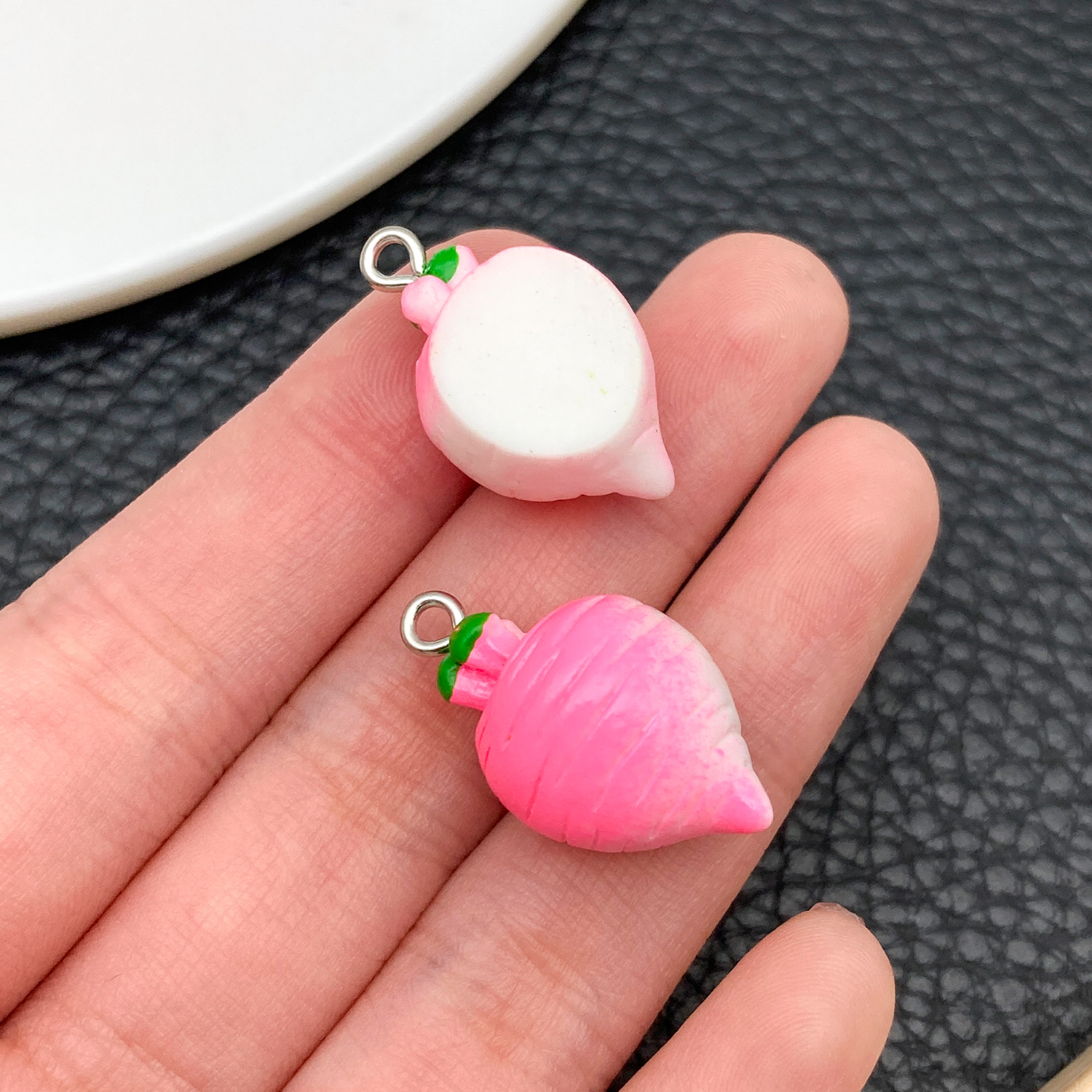 23885-H-粉色树脂蔬菜系列胡萝卜24x14x14mm-