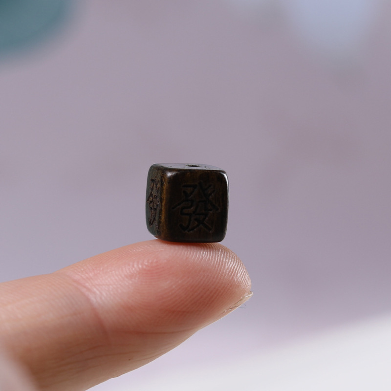 卸売り天然沈香木彫刻四面金持ち木製サイコロペンダントネックレスペンダントアクセサリー|undefined