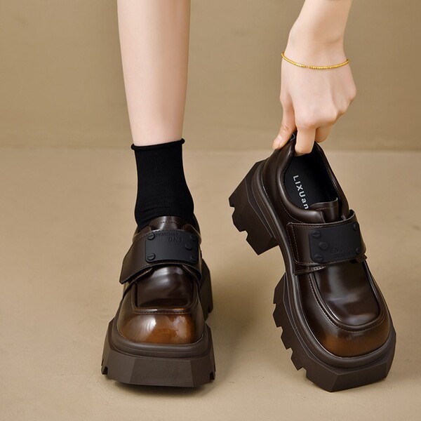 Fashionable black demi-season loafers English style
