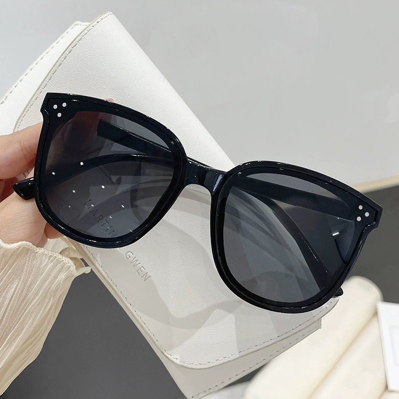 Sunglasses unisex cat-eye frame, oversized fashion, black and white color options, 26 g
