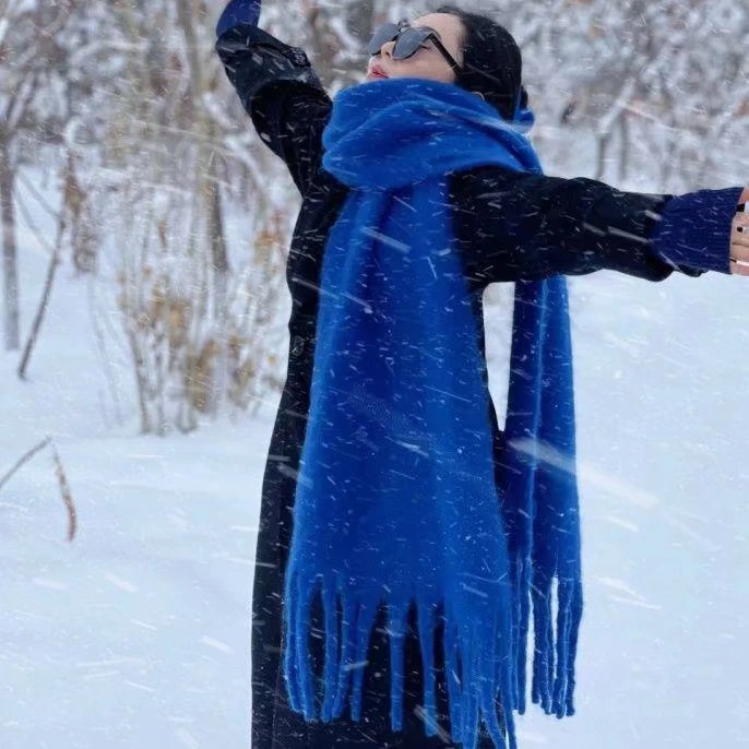 2025 新しいソリッドカラーのスカーフ女性の雰囲気ソフトワックス状暖かい小さなショール冬厚いモヘアカップルスカーフ