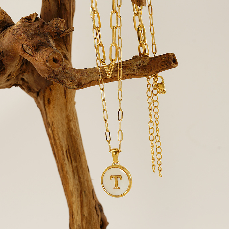 Transfronterizos de moda europea y americana de doble concha collar de acero inoxidable chapado en oro redondo 26 letras inglesas colgante collar mujer