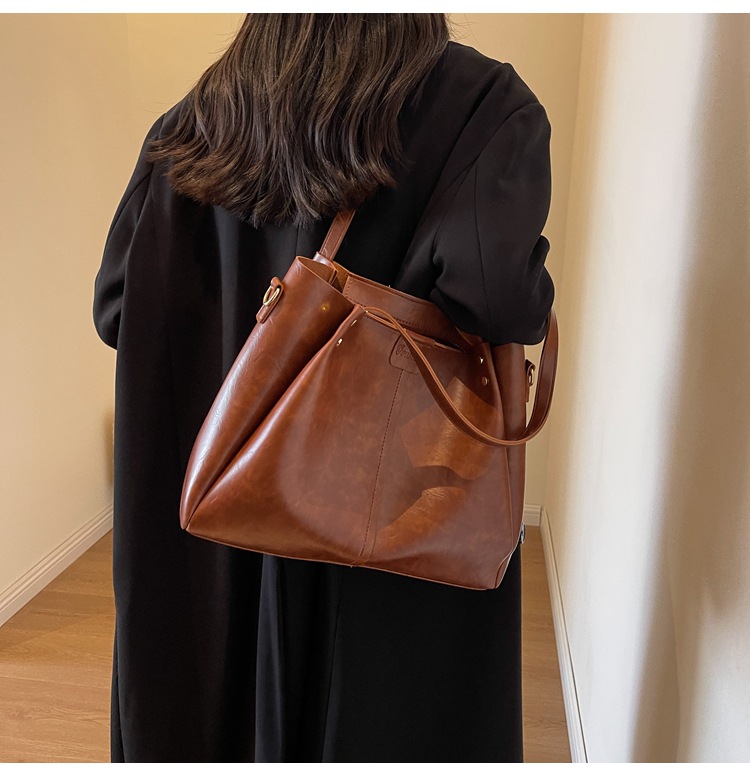 European and American retro large-capacity commuter tote bag 2024 new portable shoulder bag, textured wide shoulder strap messenger bag_voghion.com