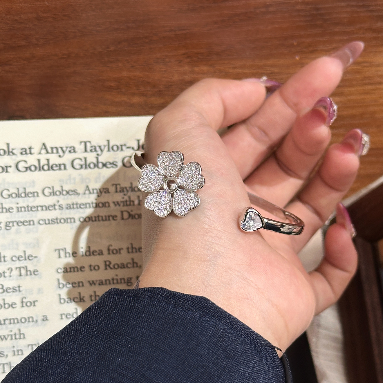 El pequeño libro rojo es el mismo lujo ligero Seiko pulsera de cuatro hojas de diamante femenina universal pulsera de pulsera de flores de alto nivel