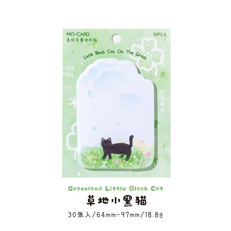잔디밭에 작은 검은 고양이