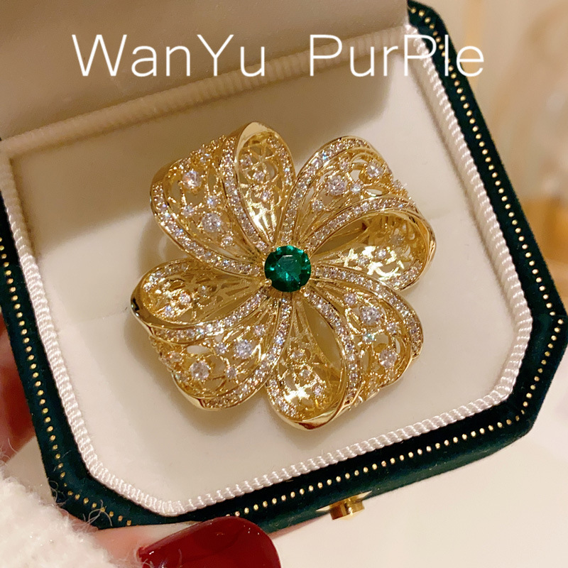 High-grade French retro palace style diamond-embedded hollow lace Clover brooch women's high-end suit pin corsage
