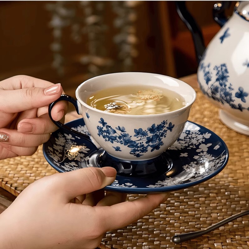 青と白の磁器のコーヒーカップとソーサー、絶妙なガランの美しい教師の日のギフト、セラミック中国風のレトロなカップ|undefined