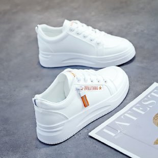 Pequeños zapatos blancos para mujeres en verano y otoño de 2025, nuevos zapatos de plancha gruesa, cómodos, zapatos casuales de nicho originales