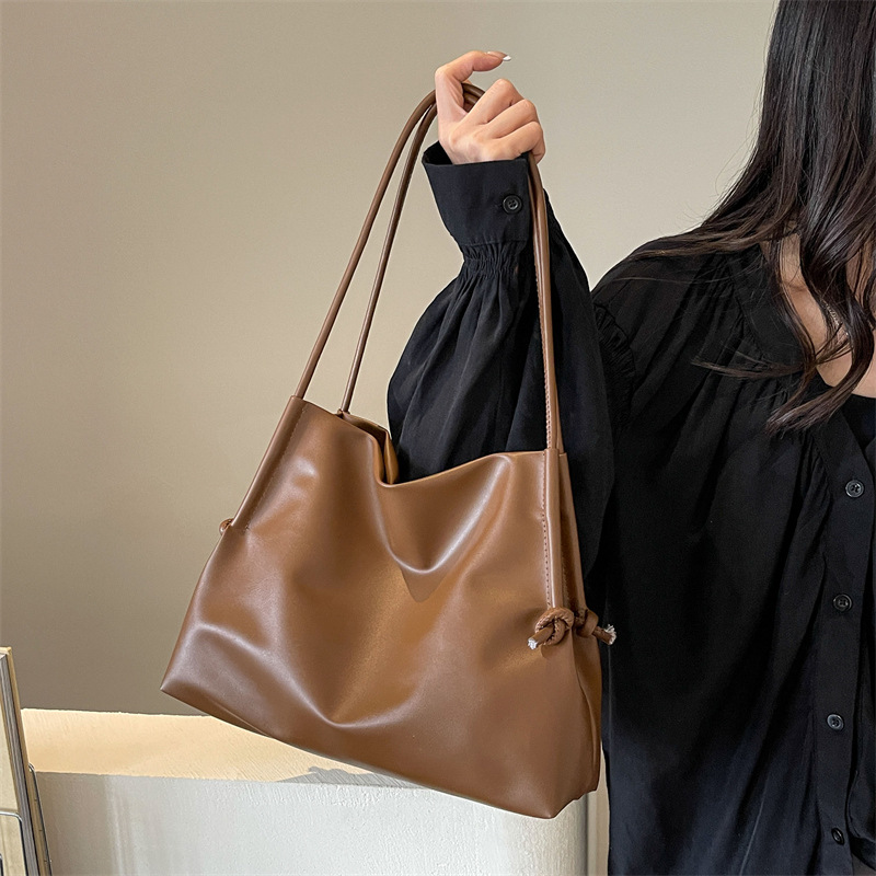 Primavera y verano bolsas populares de gran capacidad para mujeres 2024 nueva moda bolsas de hombro axilar de alta calidad bolsas de viaje