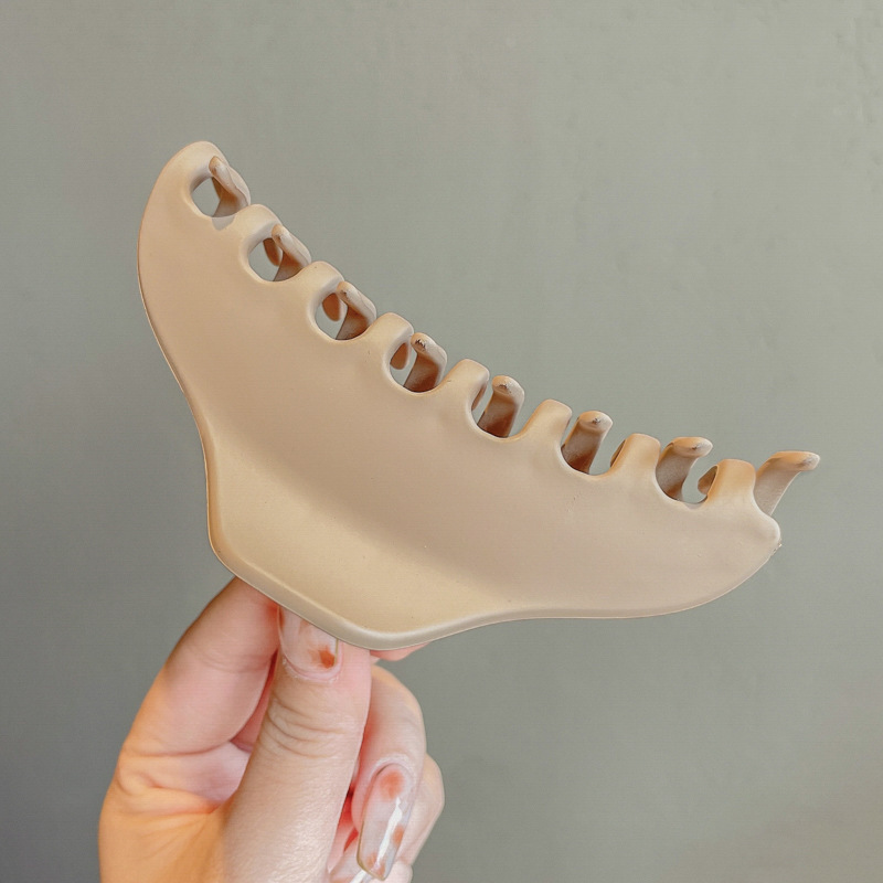 Otoño y invierno simple café de leche tiburón clip de cabello más agarrar clip de alta sensación detrás de la cabeza cabello adorno de cabello coreano agarrar cabello universal