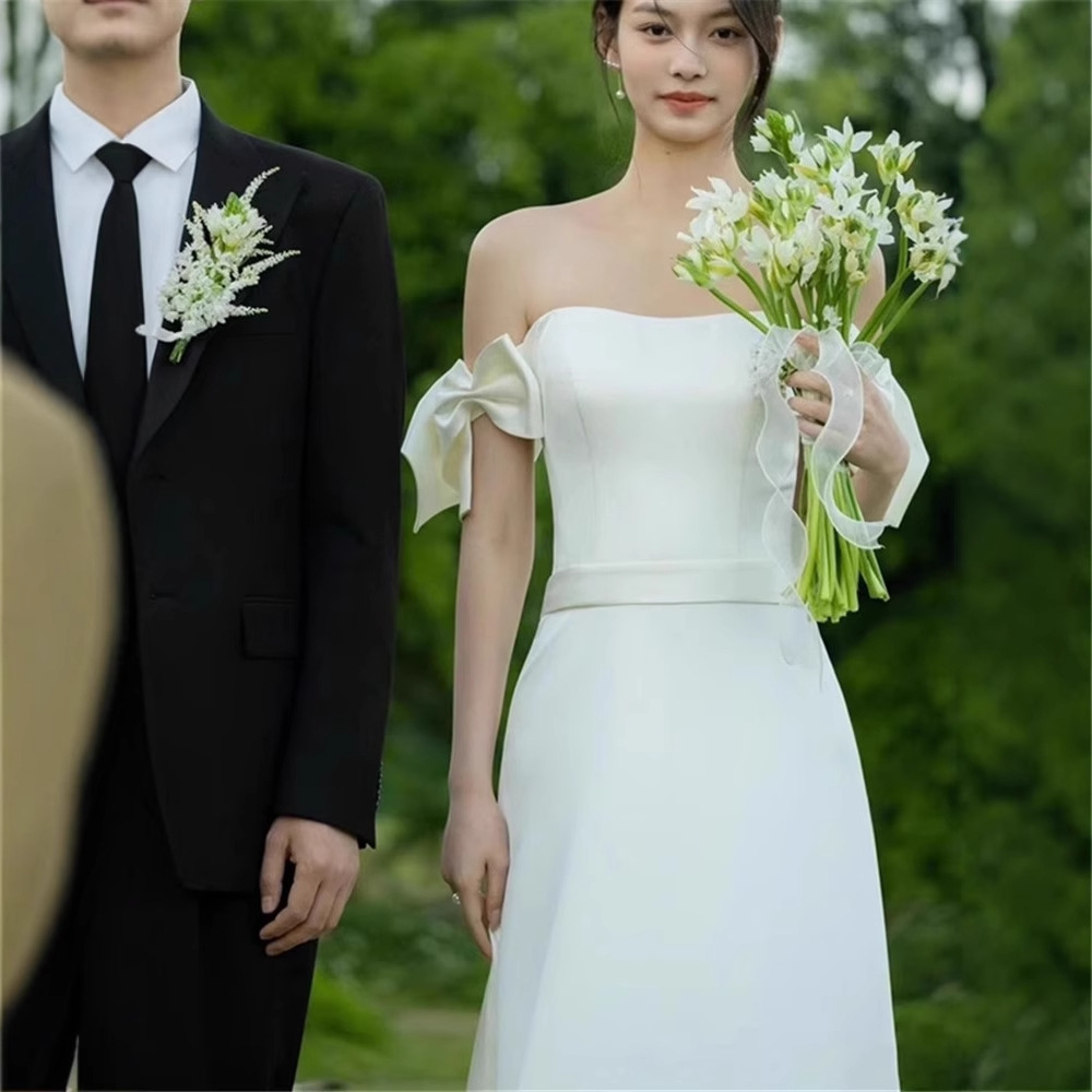 Đầm suông midi satin đen phong cách Hepburn, tay vai nơ, váy cưới nhẹ kiểu Pháp — đen, trắng