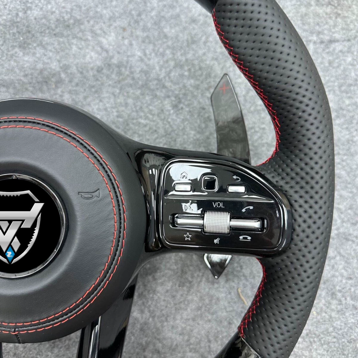 Подходит для всех серий Mercedes-Benz, кованый узор сверху и снизу, перфорированная чёрная кожа слева и справа, кованые лепестки переключения передач