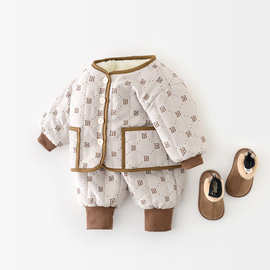 新款冬季婴儿连体衣男女宝宝加厚保暖外出服可爱爬服