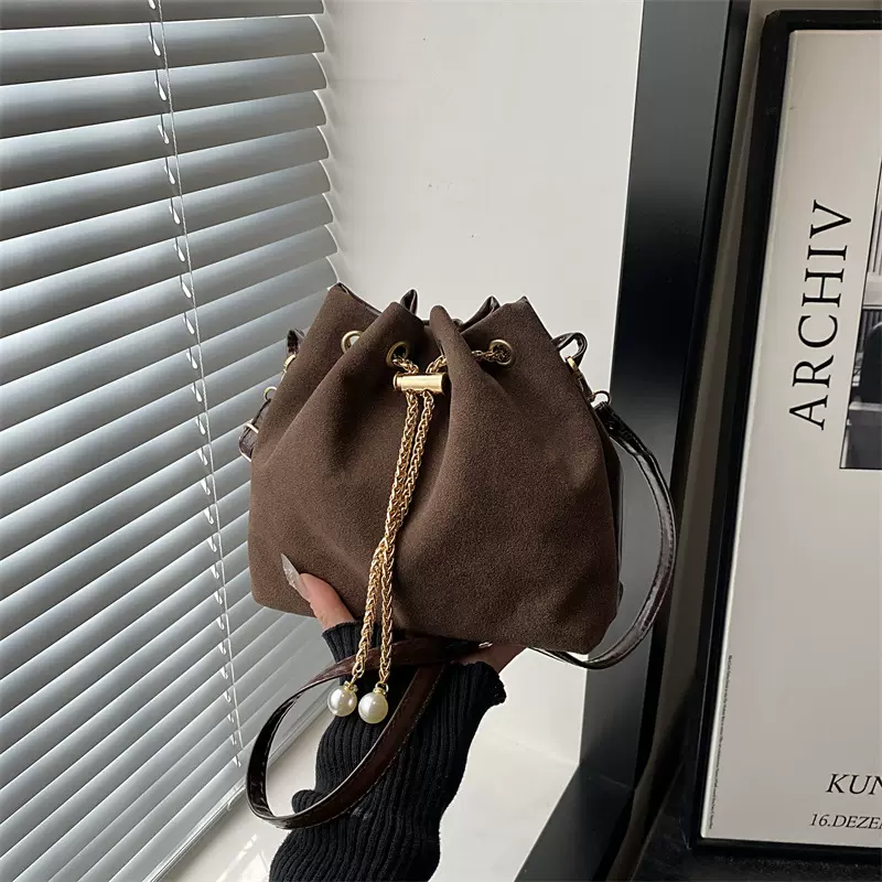 2025秋冬新款小众复古磨砂小包包女式时尚简约斜挎包韩系水桶包