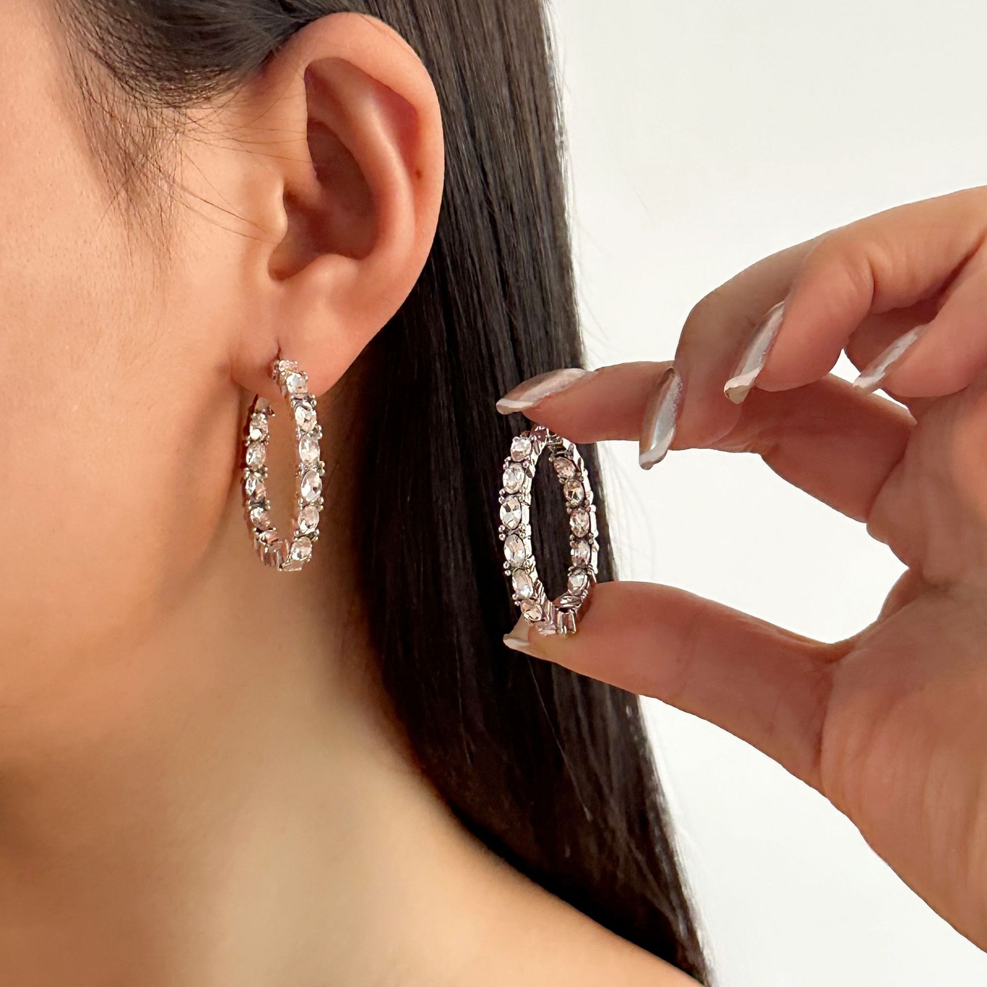Ventas transfronterizas de moda simple y versátil aretes brillantes creativos de Europa y América exagerados pendientes de orejas pernos de orejas mujeres image 9