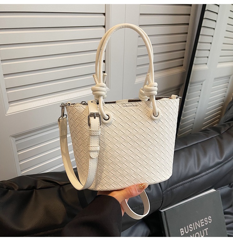 A simple and elegant bucket bag for women, a Korean-style single-shoulder bag for commuting to work in 2025, a new trendy and fashionable crossbody bag undefined