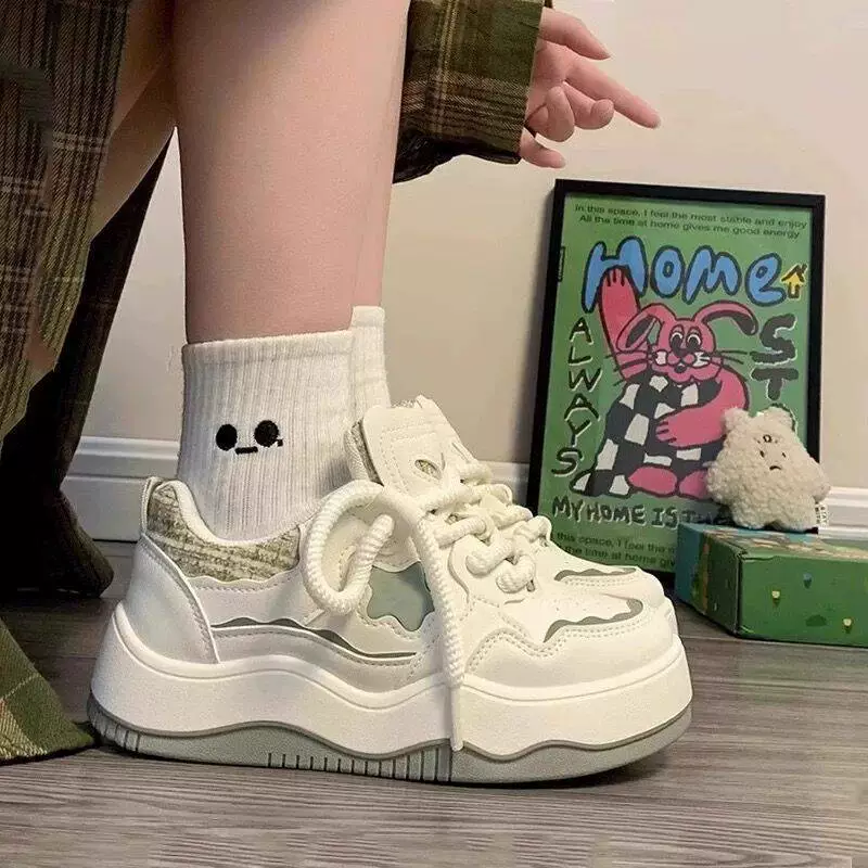 Спортивная женская обувь в корейском стиле, новинка 2025 года, популярная женская обувь, кроссовки на толстой подошве с трибутомой, нишевые белые туфли в американском стиле ретро