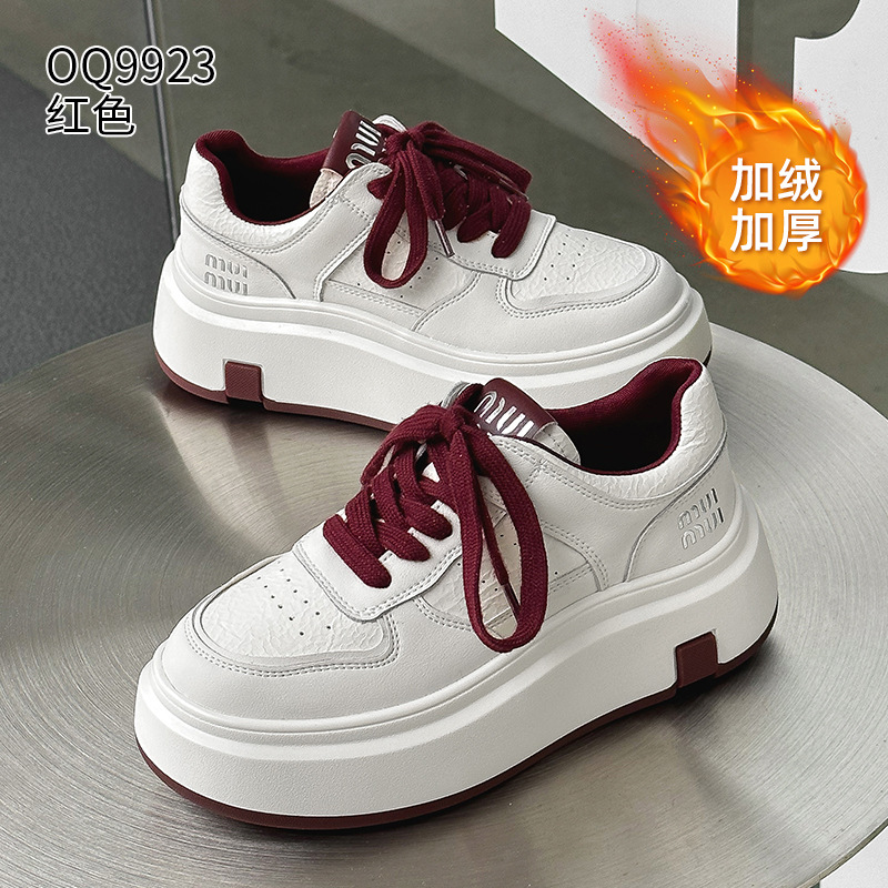 Pequeños zapatos blancos para mujeres en línea rojo explosión de otoño y invierno 2025 aumento de suela gruesa de cuero real y terciopelo pequeño in-mode zapatos de skate casuales