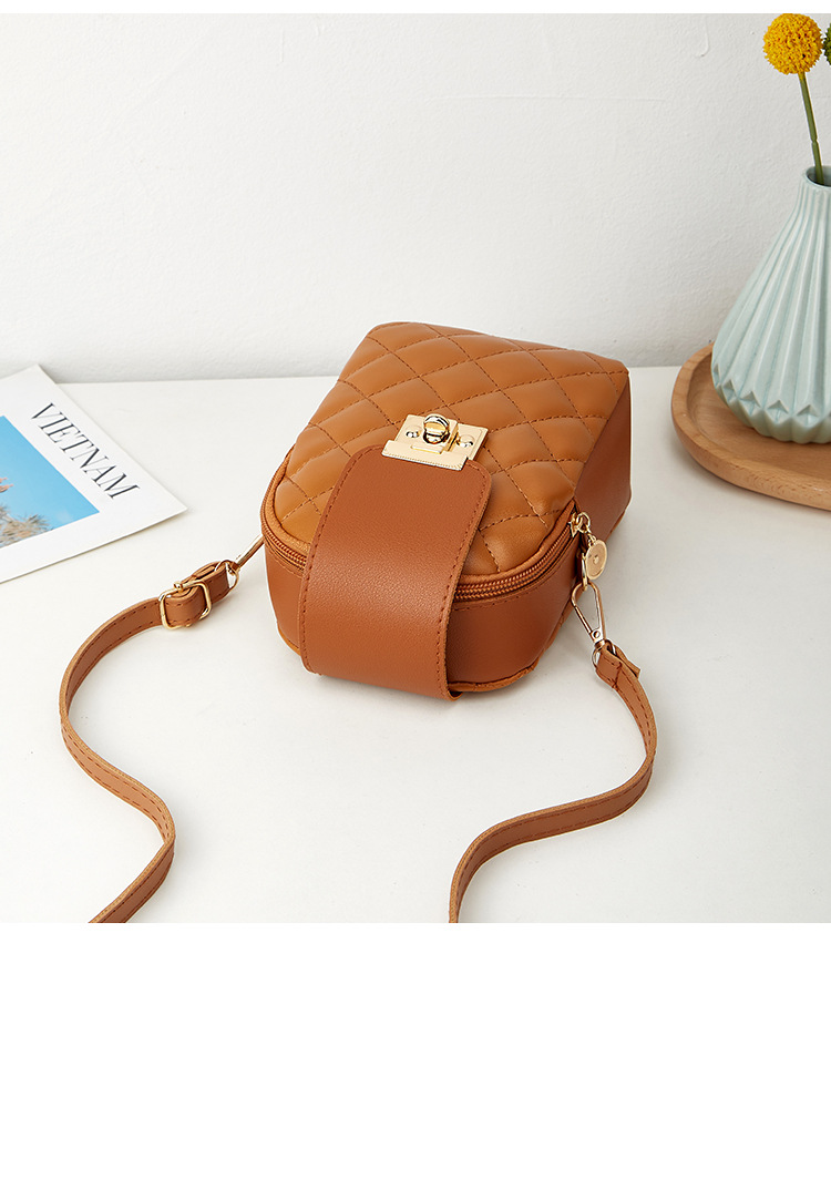 Women's Small Pu Leather Solid Color Lingge Streetwear Metal Button Zipper Crossbody Bag display picture 6