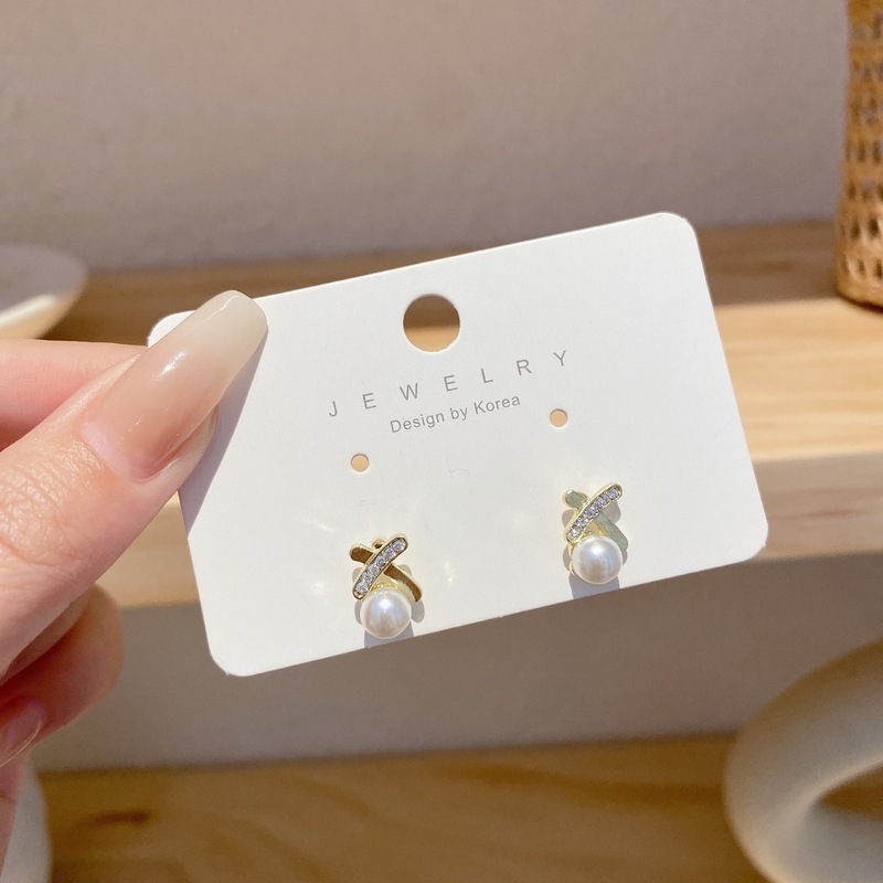 Pendientes transfronterizos, pendientes de metal de alta calidad, pendientes de 2025 nuevos pernos de moda, temperamento ligero y lujoso, pendientes de atmósfera