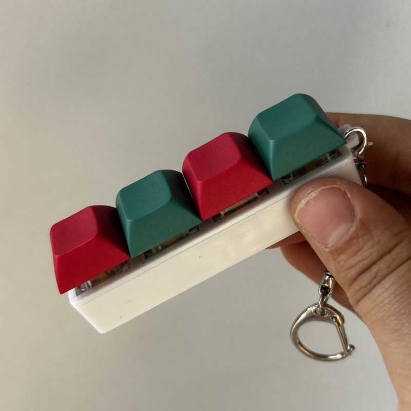 クロスボーダーカラー一字型四ボタンのキーホルダーの指先を押して解凍します。|undefined