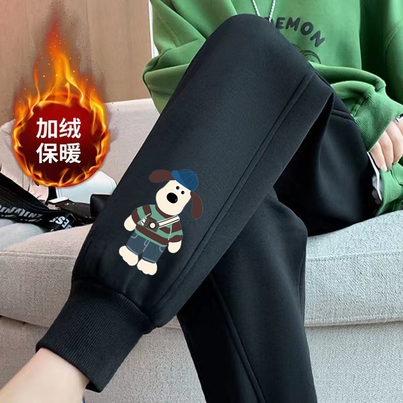 파란색 모자 개 나사 입이 있는 검은색 바지와 벨벳