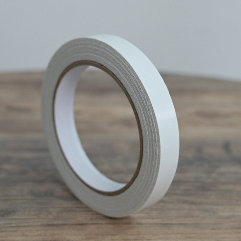 花屋の材料の花の花束を包装して手作りのdiyバラの花を刺します。